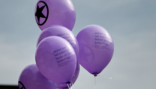 Showdown Tischball - Violette Luftballons mit Sprüchen darauf und dem Stern des Staatstheater Mainz