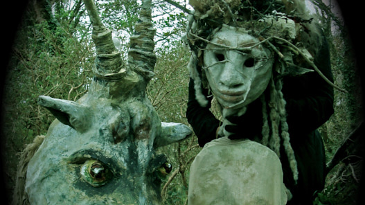 Zwei grüne Sagengestalten in einem mysteriösen Wald